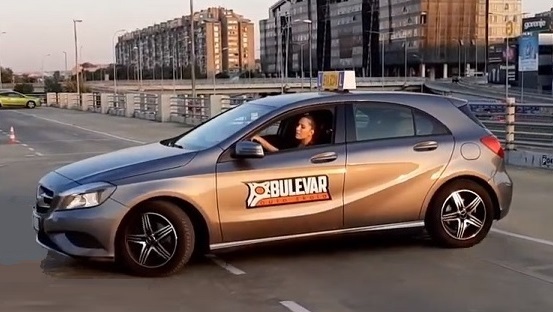 Automobil